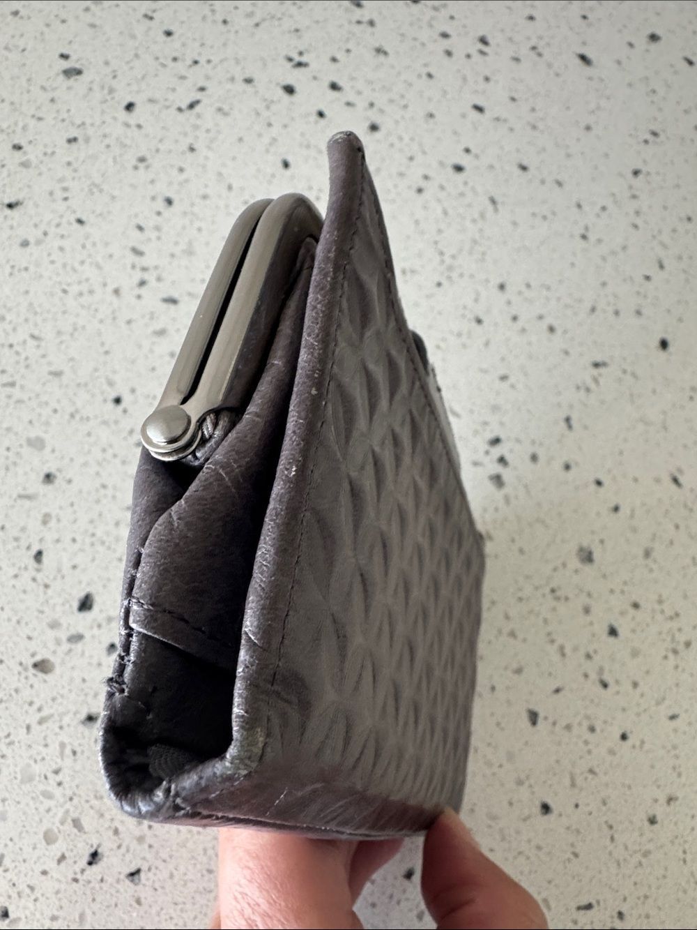 HOBO Wallet Small Clutch in Taupe Gray Textured Leather Kiss Lock EUC - Picture 3 of 12